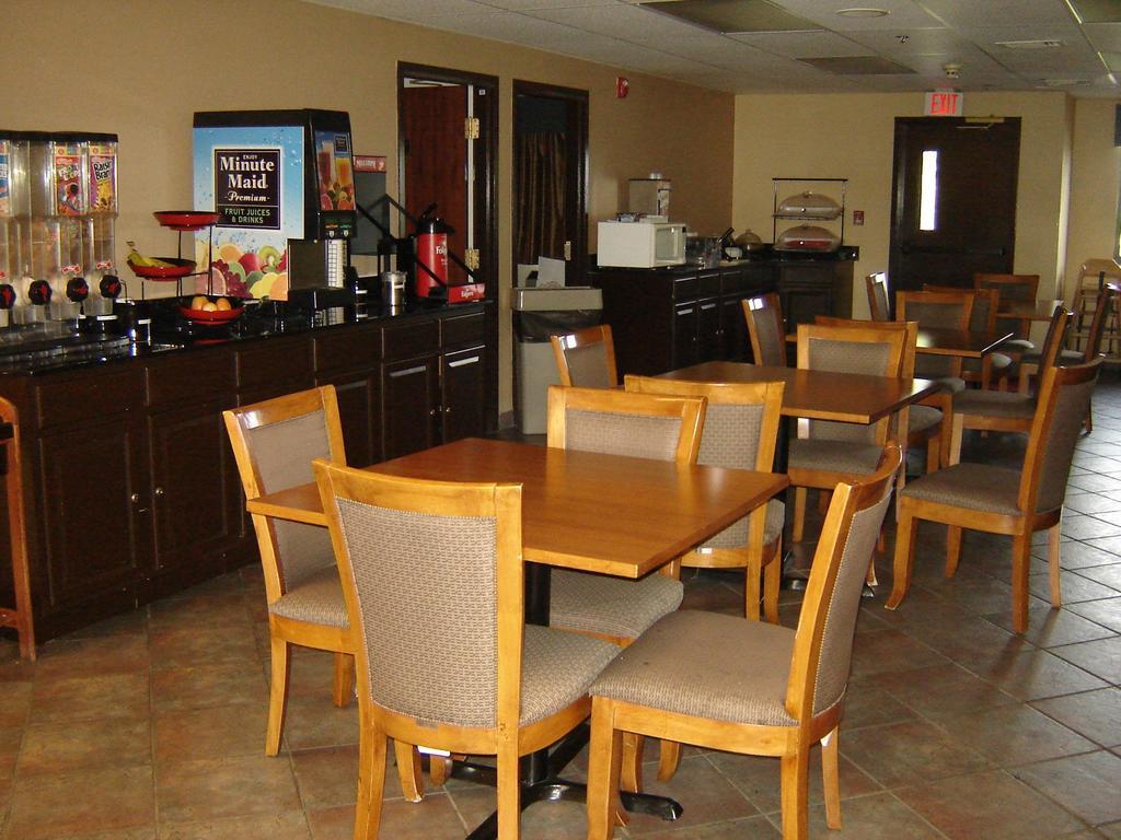 Days Inn By Wyndham Phenix City Near Fort Moore Eksteriør bilde